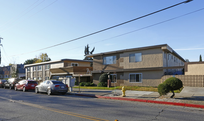 Villa Almaden Apartments in San Jose, CA - Building Photo - Building Photo