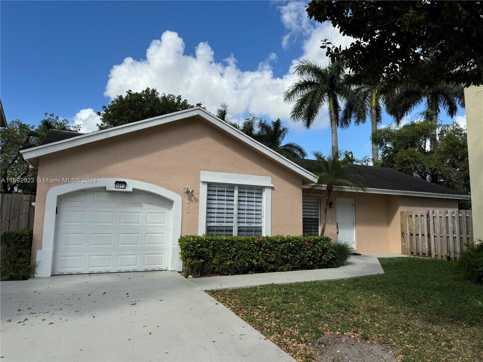 9893 NW 51st Ln in Doral, FL - Building Photo