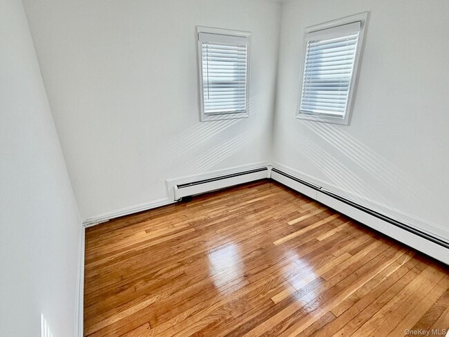 211 W Walnut St in Long Beach, NY - Building Photo - Building Photo