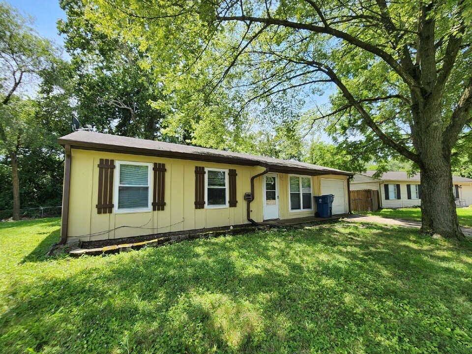 4301 Phoenix Dr in Indianapolis, IN - Building Photo