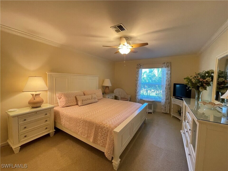 254 6th Ave S in Naples, FL - Building Photo