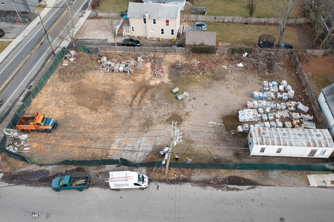 400 Oak St in Copiague, NY - Building Photo