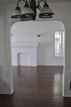 1354 S Cloverdale Ave in Los Angeles, CA - Foto de edificio - Building Photo