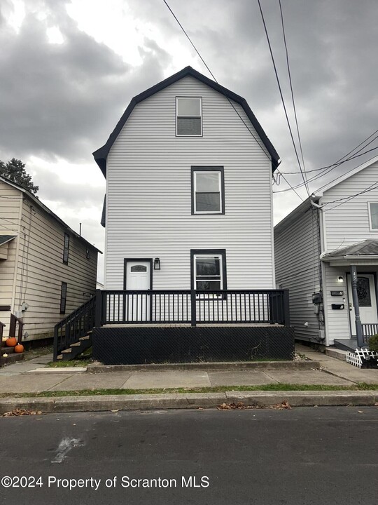 39 E Ridge St in Nanticoke, PA - Building Photo