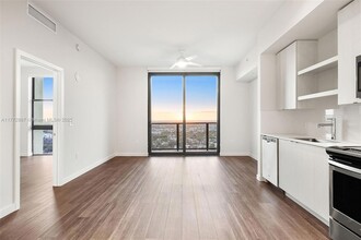 555 NE 8th St, Unit PH2405 in Fort Lauderdale, FL - Building Photo - Building Photo
