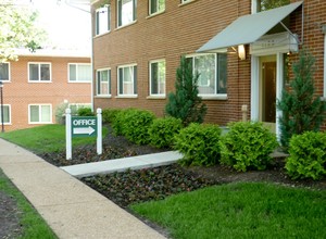 Olive Pointe Apartments in Olivette, MO - Building Photo - Building Photo