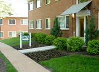 Olive Pointe Apartments in Olivette, MO - Foto de edificio - Building Photo