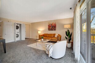 Kenilworth at Charles Apartments