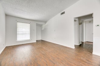 209 Wake Dr in Richardson, TX - Foto de edificio - Building Photo