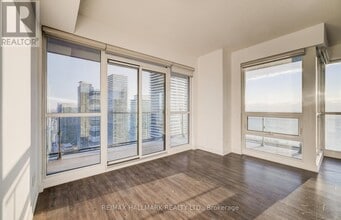 2200 Lake Shore Blvd W in Toronto, ON - Building Photo - Building Photo