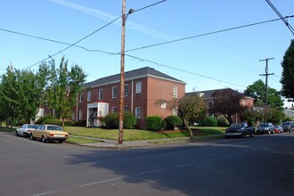 Senate Court in Portland, OR - Foto de edificio - Building Photo