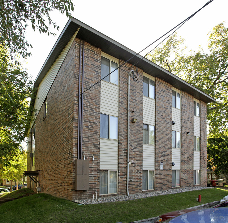 Campus Plaza Student Apartments in St. Cloud, MN - Foto de edificio