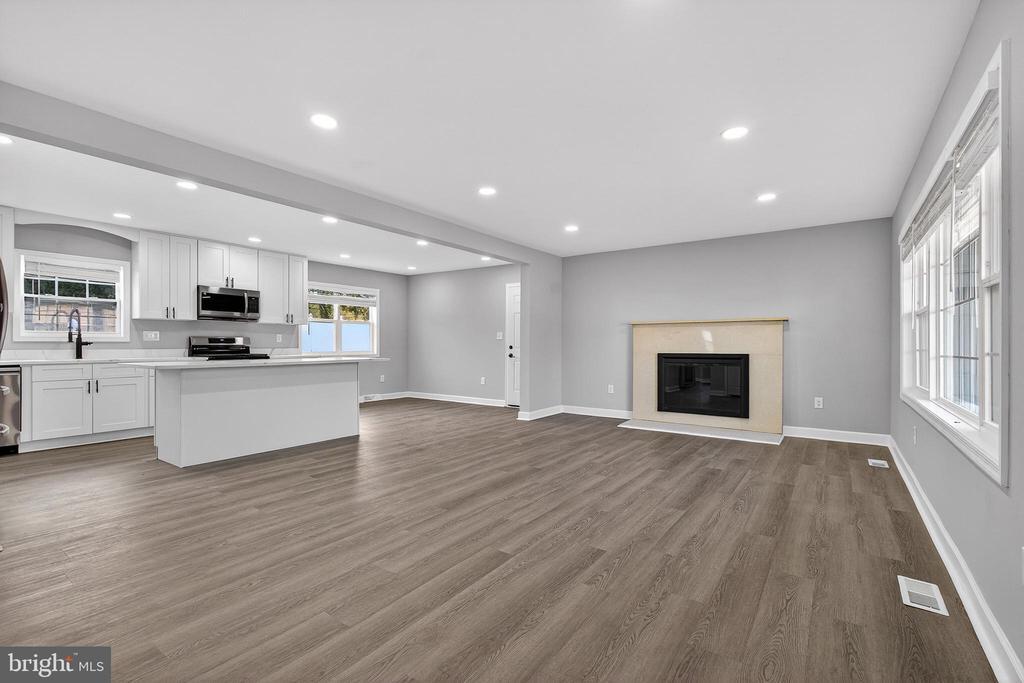 2403 Kingsway Rd in Fort Washington, MD - Building Photo