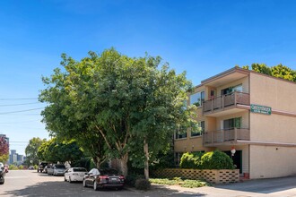 Greenbrier Apartments in Seattle, WA - Building Photo - Building Photo