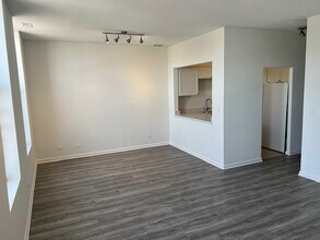 1461 W Fullerton Ave, Unit 2 F in Chicago, IL - Building Photo - Building Photo