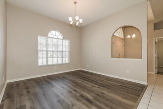 910 Clearcreek Dr in Tampa, FL - Building Photo - Building Photo