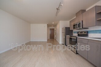 5885 S Macadam Ave in Portland, OR - Foto de edificio - Building Photo