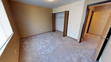 1727 N Grandview Ln in Bismarck, ND - Building Photo - Building Photo