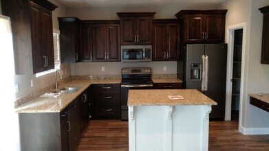2520 Blackhawk Dr in Santa Clara, UT - Foto de edificio - Building Photo