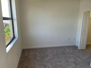 945 NE 211th St in North Miami Beach, FL - Building Photo - Building Photo