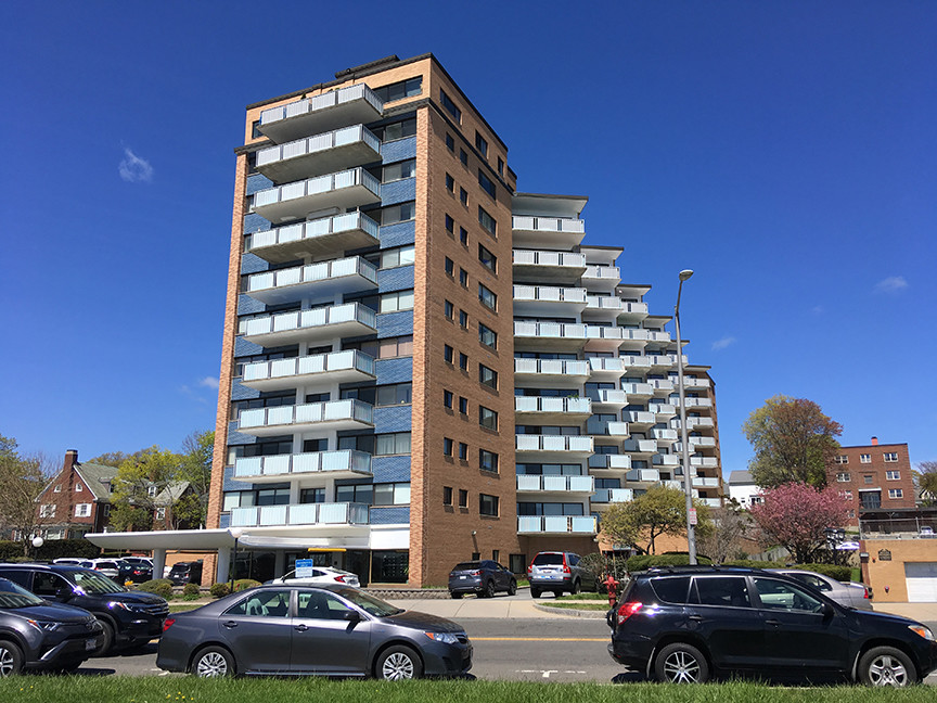 300 Lynn Shore Dr in Lynn, MA - Building Photo