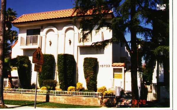 16733 Sherman Way in Van Nuys, CA - Building Photo