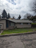 794 NE Craig St in Myrtle Creek, OR - Building Photo