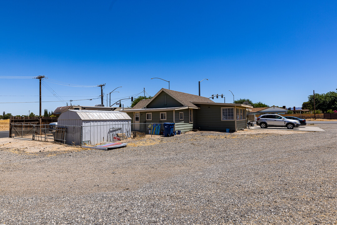 2507 W Avenue L in Lancaster, CA - Building Photo