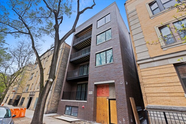 property at 906 W Dakin St