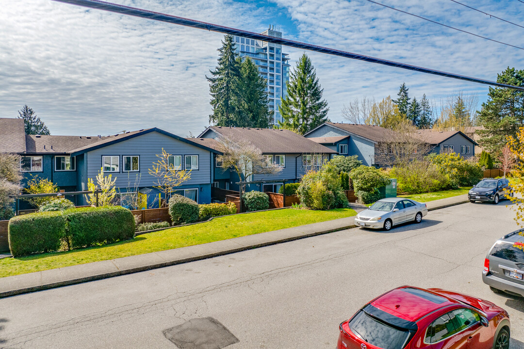 962 Howie Av in Coquitlam, BC - Building Photo