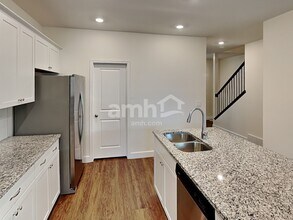 2402 E Tumbleweed Rd in Eagle Mountain, UT - Foto de edificio - Building Photo