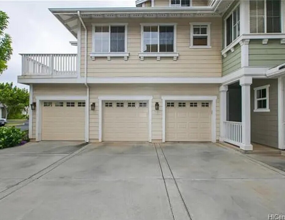 7018 Hawaii Kai Dr in Honolulu, HI - Building Photo