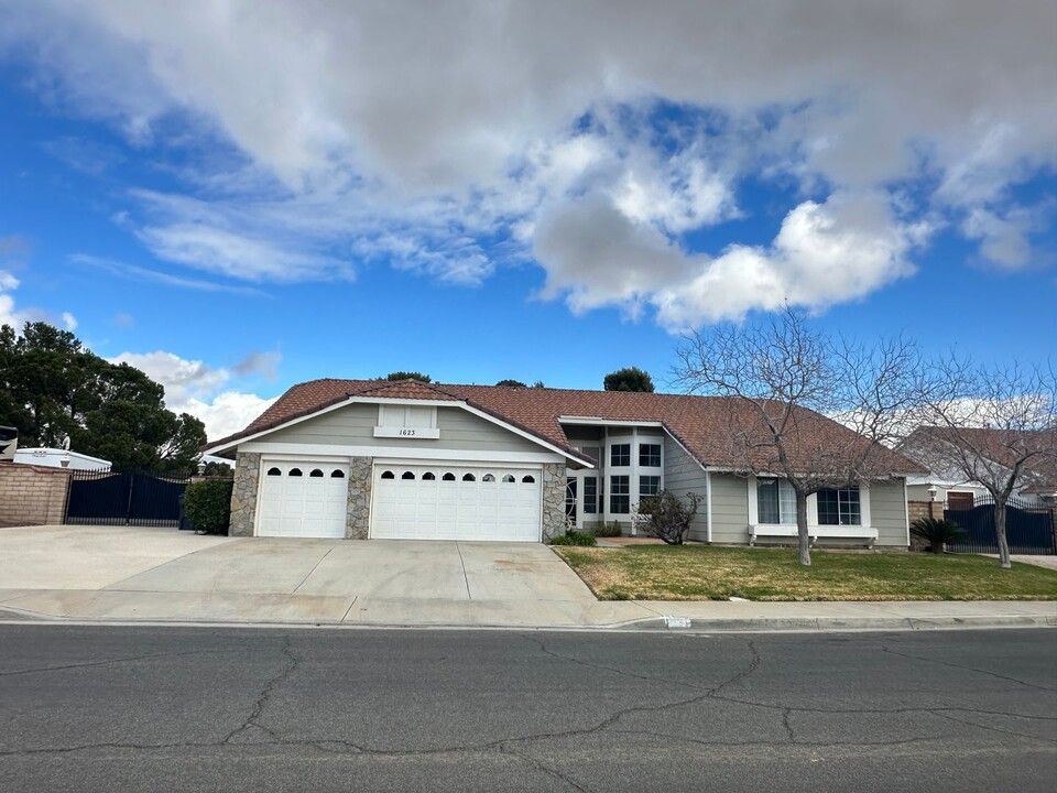 1623 Watling Dr in Palmdale, CA - Foto de edificio