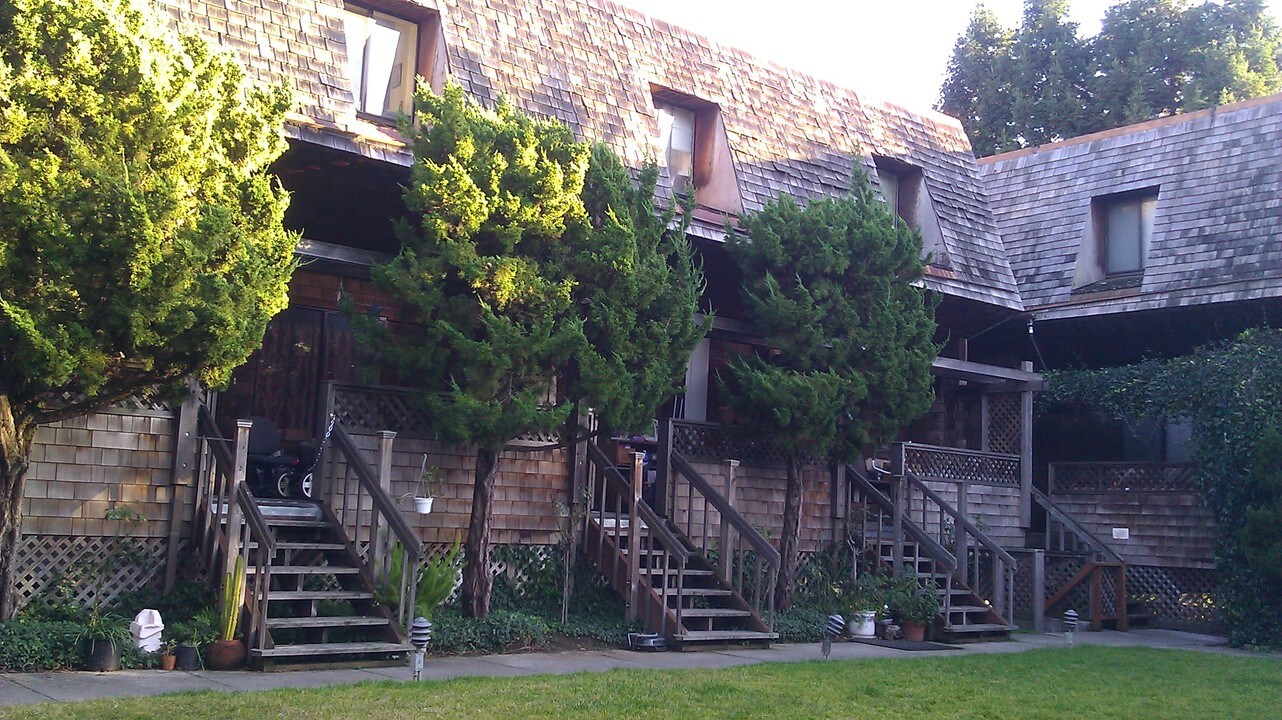 Laurel Place Apartments in San Rafael, CA - Building Photo