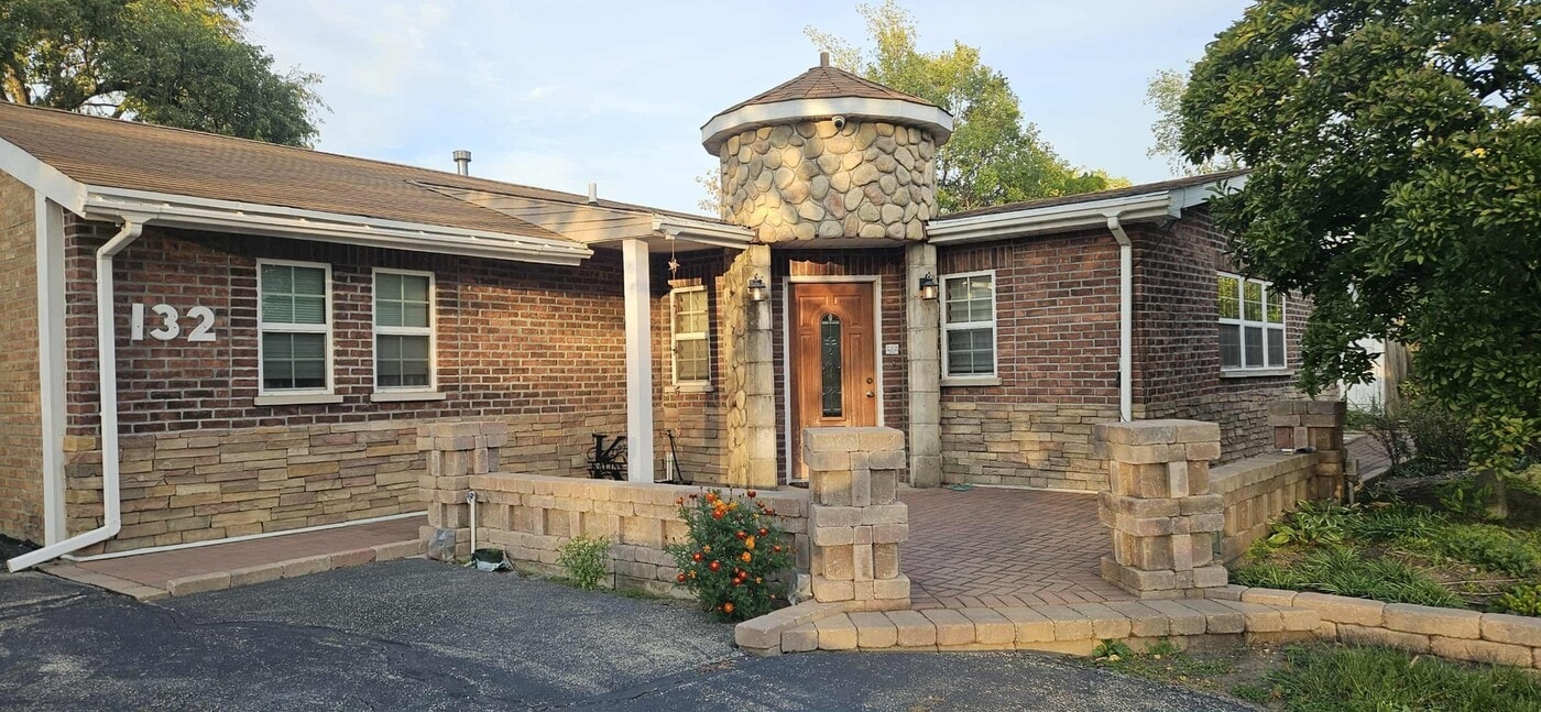 132 Fairwood Dr in Bolingbrook, IL - Building Photo