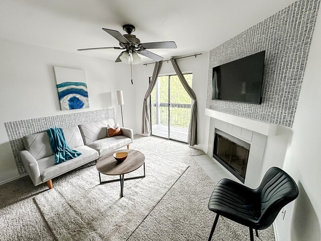 1071 Clayton Ln in Austin, TX - Foto de edificio - Building Photo