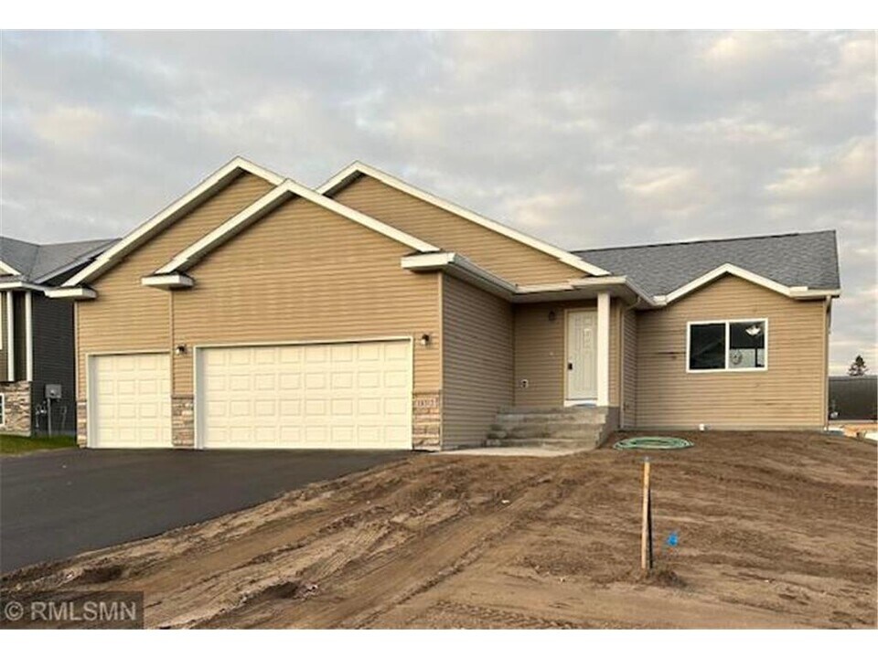 18512 Salem St NW in Elk River, MN - Foto de edificio