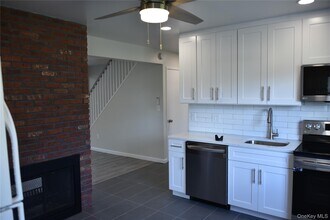 55 Acre Ln in Hicksville, NY - Building Photo - Building Photo