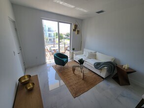 935 SW 72nd Ave, Unit B1 in Miami, FL - Building Photo - Building Photo