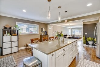 13810 Parkland Dr in Rockville, MD - Building Photo - Building Photo