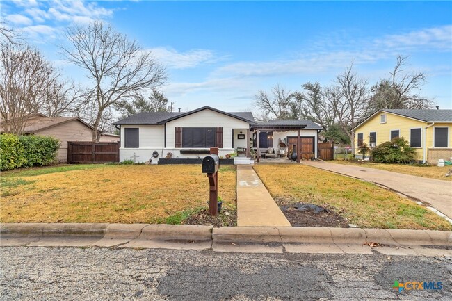 1011 Gilmore St in Taylor, TX - Building Photo - Building Photo