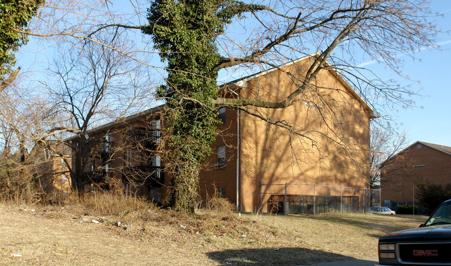 Roslyn Gardens Apartments in Baltimore, MD - Foto de edificio - Building Photo