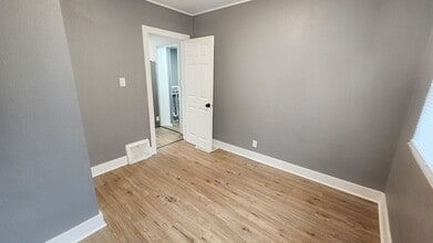 2438 Des Moines St in Des Moines, IA - Building Photo - Building Photo