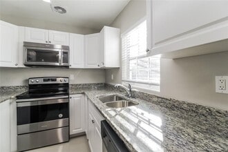 1010 Sierra Ln in Orlando, FL - Foto de edificio - Building Photo