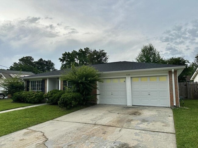 527 Queen Anne Dr in Slidell, LA - Building Photo - Building Photo