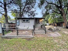 110 W Cheyenne Rd in Colorado Springs, CO - Building Photo