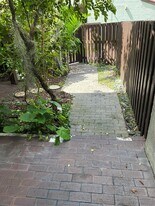 10010 NW 9th St Cir in Miami, FL - Building Photo