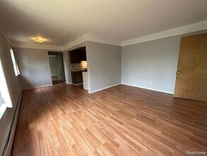 16480 E 9 Mile Rd in Eastpointe, MI - Building Photo - Building Photo