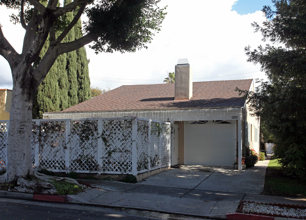 1251 Chelsea Ave in Santa Monica, CA - Foto de edificio