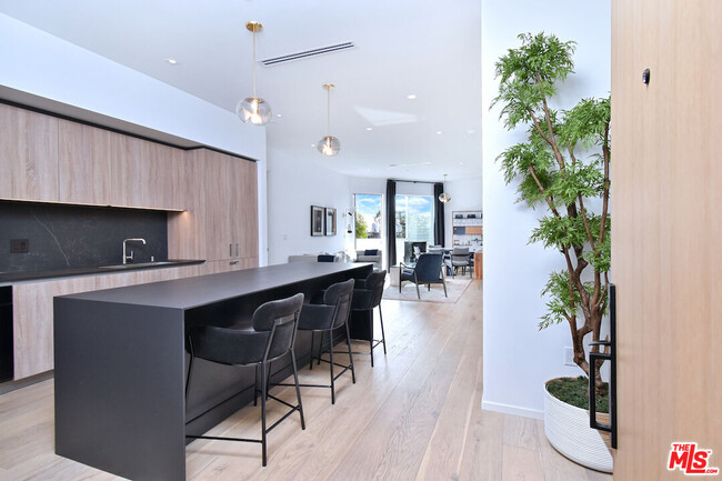 1030 Kings Rd-Unit -407 in West Hollywood, CA - Building Photo - Building Photo